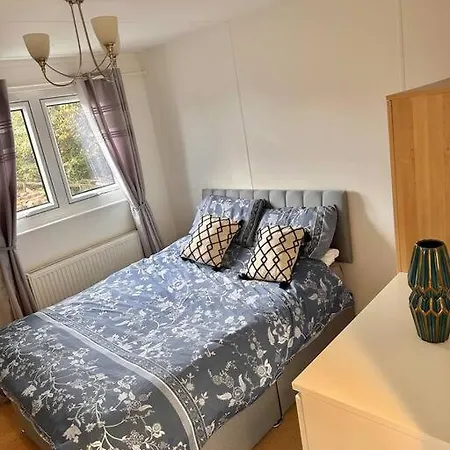 Semi-Detached 1-Bedroom Chalet Uddingston Exterior foto