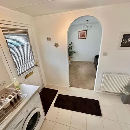 Semi-Detached 1-Bedroom Chalet Uddingston Exterior foto