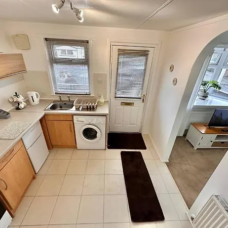 Semi-Detached 1-Bedroom Chalet Uddingston Exterior foto